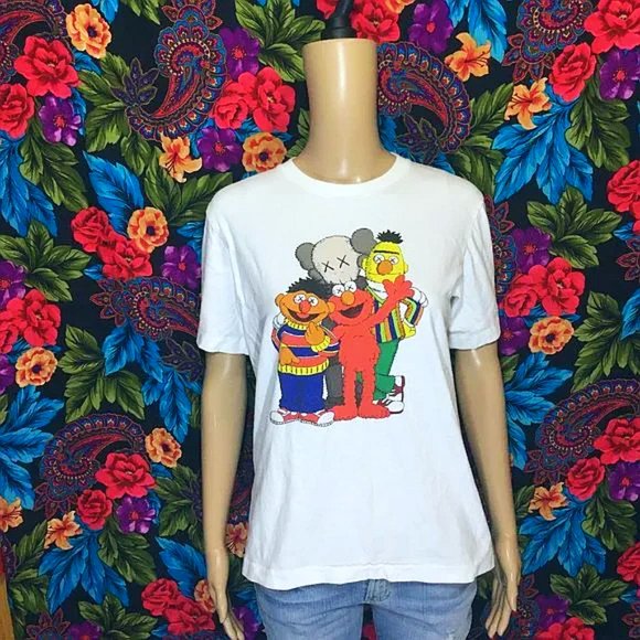 MEN’S KAWS x UNIQLO x SESAME STREET TEE SHIRT MENS SIZE X-SMALL TOP - Picture 3 of 3